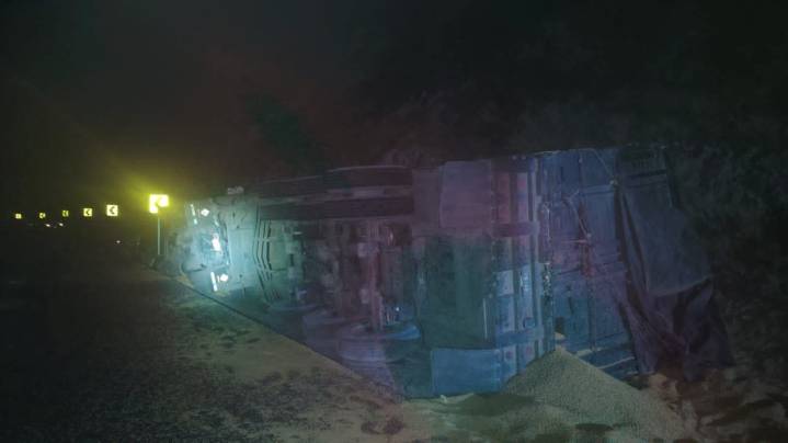 Cierran carretera Rumbo Nuevo por volcadura de trailer