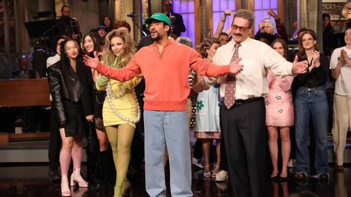 Bad Bunny se burla de las críticas al espectáculo de medio tiempo del Super Bowl en el monólogo de ‘SNL’: “Todos están felices”