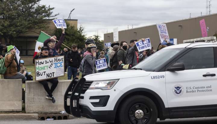 Broadview mayor shrinks protest zones at ICE facility