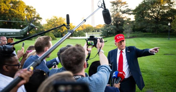 Anuncia Trump que aranceles a camiones, que afectan a México, comenzarán en noviembre