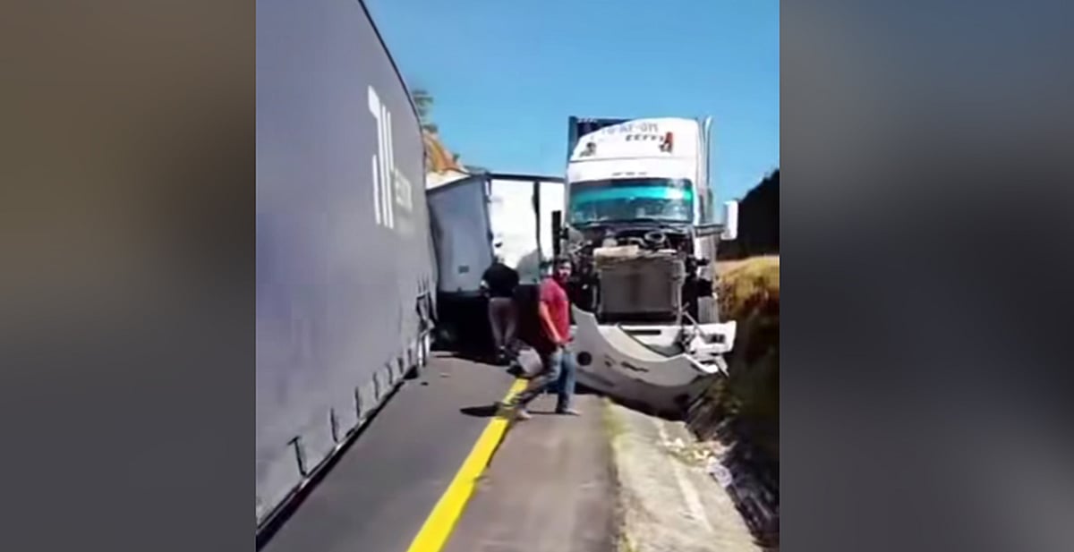 Chocan traileros en medio de caos por bloqueo, en Zinapécuaro, Michoacán