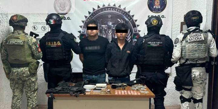 Fiscalía de Guerrero detiene en Chilpancingo a dos sujetos vinculados a “Los Tlacos”, por posesión de drogas, armas y equipo táctico