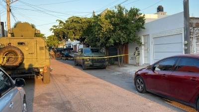 Aseguran camioneta con precursores químicos en cateo en Villa del Real en Culiacán
