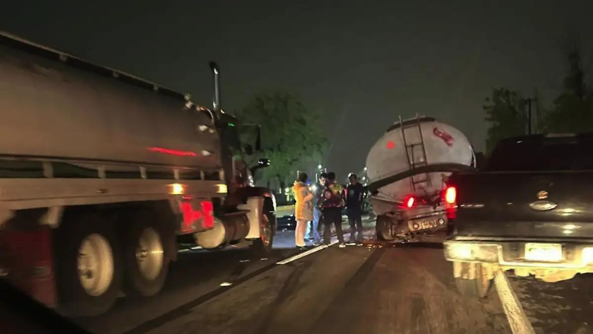 Automovilista choca, abandona su auto y escapa en la autopista Peñón