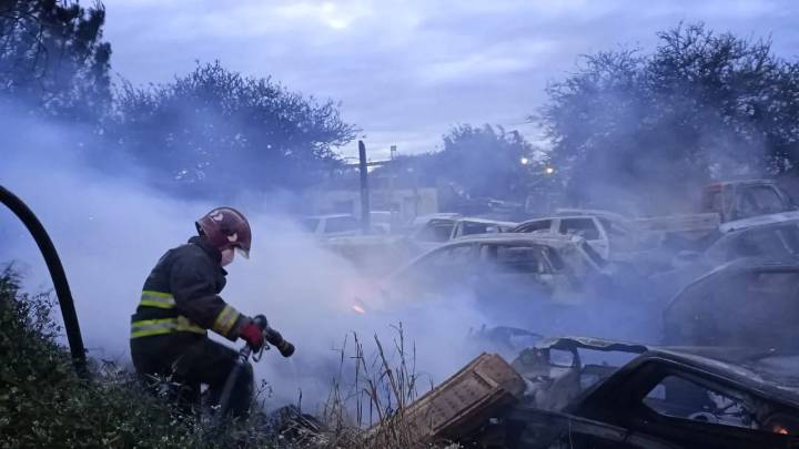Personal de Bomberos sofocó un incendio en un depósito de autos en barrio Nuestro Hogar III