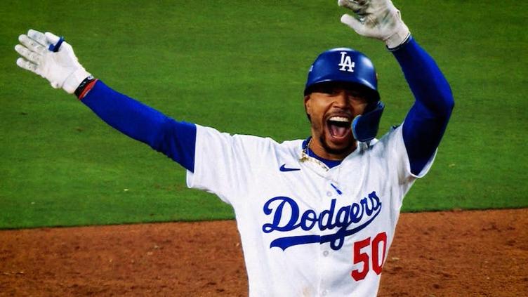 Dodgers sufre, pero vence a los Brewers en el Juego 1 de la Serie