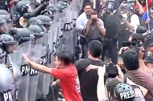 La brutal represión del gobierno Milei a los jubilados que marchan por sus derechos en Argentina