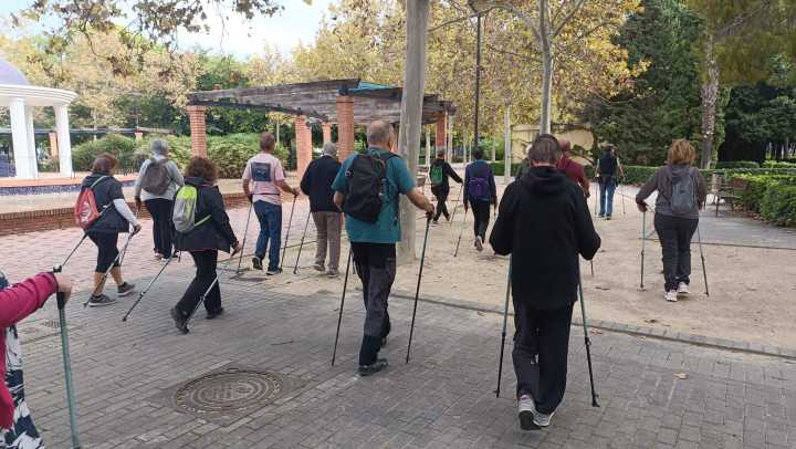 Dos asociaciones vecinales impulsan la marcha nórdica en Valencia