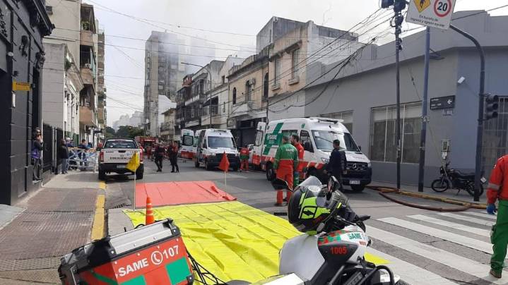 Feroz incendio en un taller de Parque Patricios: evacuaron una escuela y no hay heridos