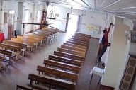 Un ladrón entró a una iglesia y robó focos a plena luz del día