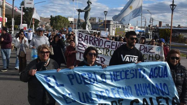 Agua: los camiones no alcanzan, afirman en Caleta Olivia