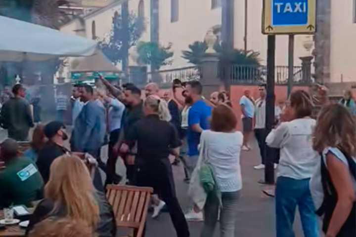 Vecinos de La Laguna increpan a Abascal al grito de “fuera fascista, no te queremos aquí”