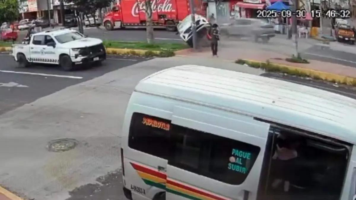 Cuando no te toca: joven peatón se salva de ser arrollado en la Vía Corta por auto que volcó a centímetros de él