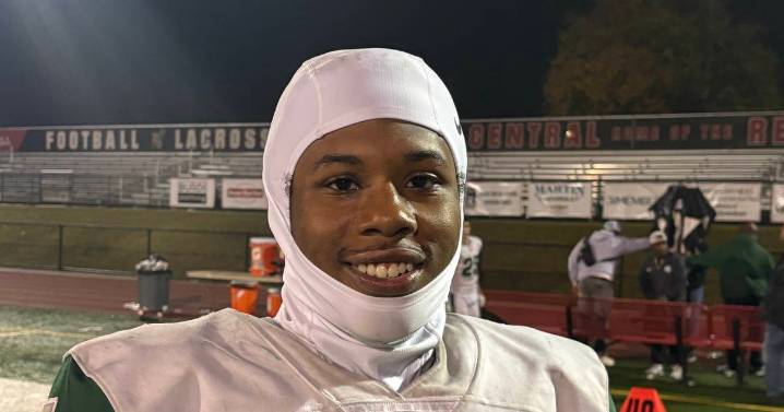 Glenbard West, behind Jamarcus Kelly’s 196 yards and 4 TDs, runs past Hinsdale Central to clinch playoff bid