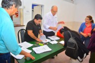 Entrega de títulos de propiedad a vecinos de Castelli