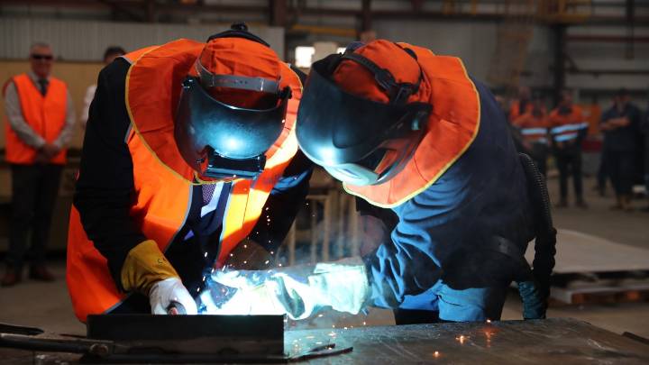 Crippling power costs at Rio Tinto-owned Tomago aluminium smelter threaten 1000 jobs as it mulls future operations
