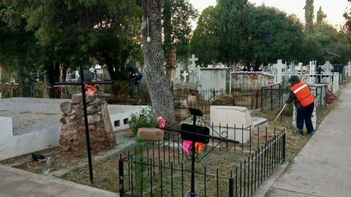 Inician labores de limpieza en panteones de Parral rumbo al Día de Muertos