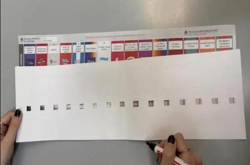 Una ONG hace plantillas en braille para las votaciones