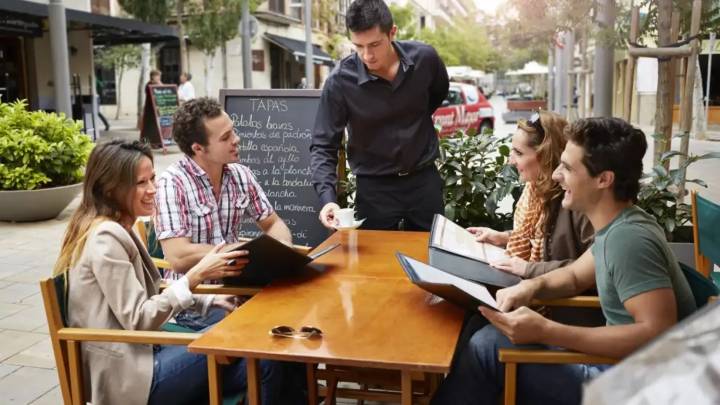 Qué significa que ayudes a los camareros a recoger la mesa, según la psicología