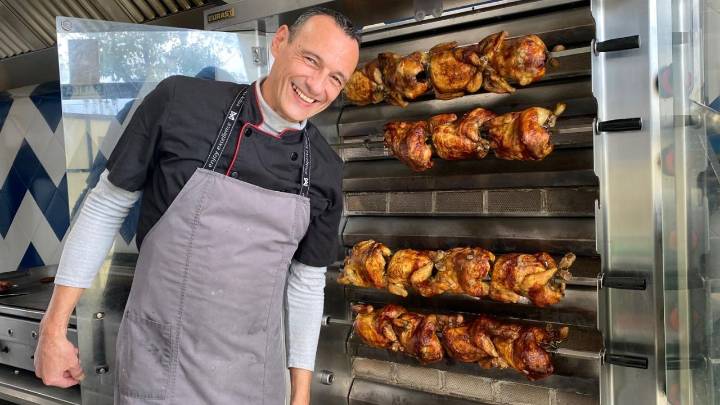 De huir de Venezuela a triunfar en Oviedo con sus pollos asados: «Solo un domingo vendo más de 50 unidades»