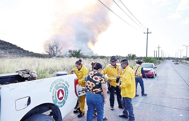 Cierra incendio de maleza avenida Montessori por horas
