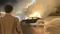 Tragedia al volante: hombre muere achicharrado al quedar atrapado en su auto eléctrico tras brutal choque (VIDEO MUY FUERTE)