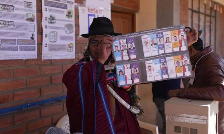 Bolivianos participan en segunda vuelta electoral