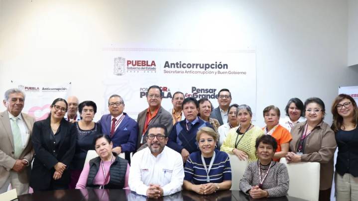 Gobierno de Puebla reconoce a trabajadores con más de 30 años de servicio