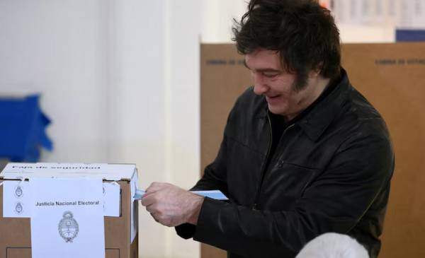 El presidente Javier Milei votó y regresó a Olivos: no dio declaraciones