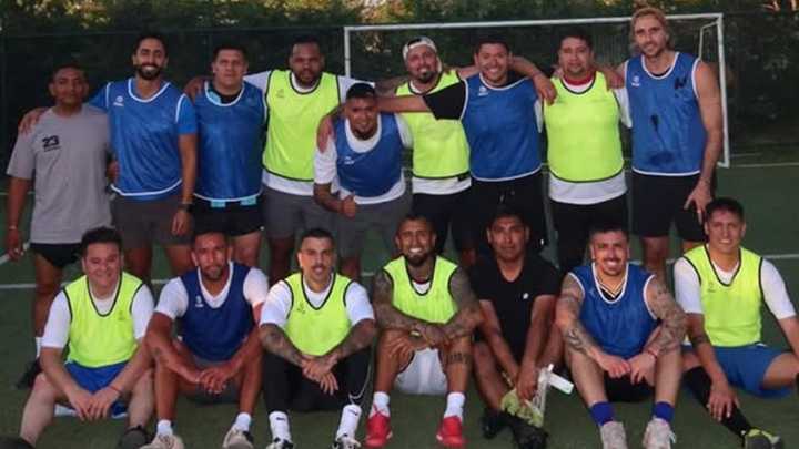 Arturo Vidal y Mauricio Isla jugaron "pichanga" junto a Rauw Alejandro en su paso por Chile