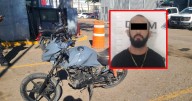 Circulaba en moto robada y tenía orden de aprehensión; es detenido