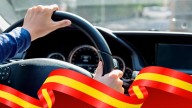 Qué significa la cinta con la bandera de España que llevan muchos coches en el retrovisor