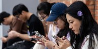 Clínica para la “demencia por smartphone”, límites de pantalla y apoyo familiar: la respuesta de Japón al uso excesivo de celulares