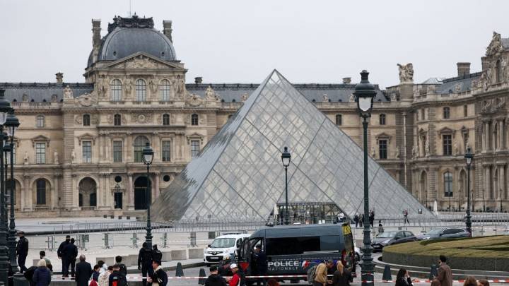 Se registra robo en el Museo de Louvre; cierran el recinto para identificar las piezas faltantes