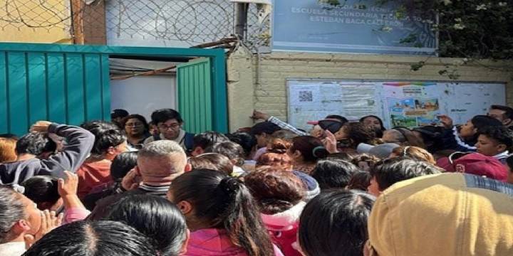 Desalojan a alumnos de secundaria en Iztapalapa por muerte de estudiante