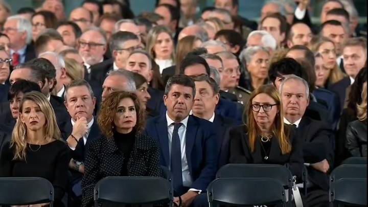 Familiares de las víctimas gritan a Mazón "asesino" y "no te queremos" dentro de la sala