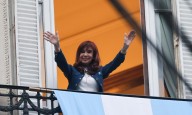 Miles de seguidores celebran en casa de Cristina Fernández el 80 aniversario del peronismo