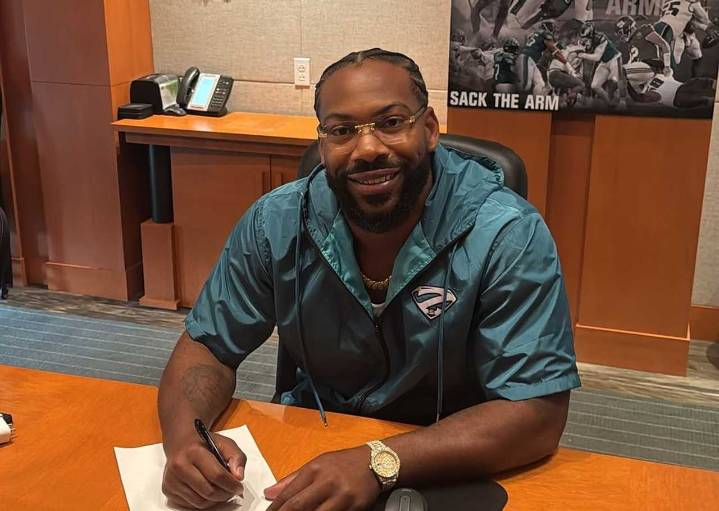 Eagles Key Defender Abruptly Retires Midseason: 'I'm Forever Grateful'