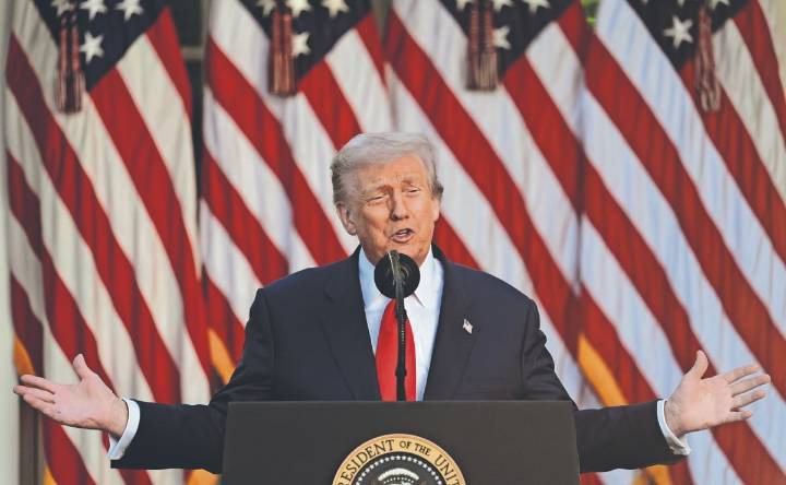 Trump reclama 230 millones de dólares al Departamento de Justicia por investigaciones federales en su contra