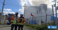 Bomberos combaten por 14 horas incendio en frigorífico de Puerto Varas: hay tres bomberos lesionados