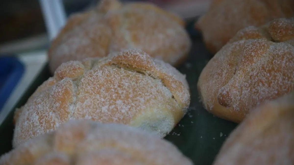 ¿El pan de muerto es primo del tamal? Conoce el origen de esta pieza fundamental
