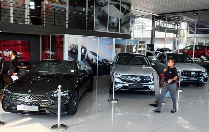 Mercedes reports plunge in Q3 operating profit, hit by job cuts