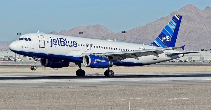 Vuelo de JetBlue que despegó de Cancún aterriza de emergencia en Florida