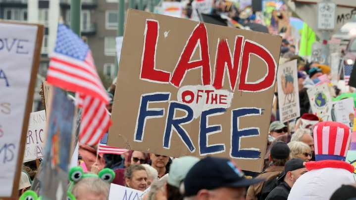 ¿Por qué miles marcharon contra Trump en Arizona? 'No Kings' exige democracia
