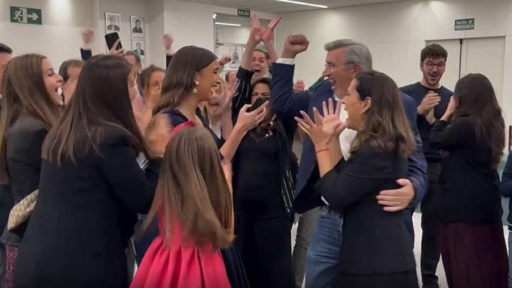 Gran alegría en el momento de la llamada a Carmen Prades desde su casal