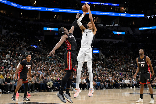Wembanyama guía a Spurs a su 1er inicio de 5-0 con 27 puntos y 18 rebotes ante Heat