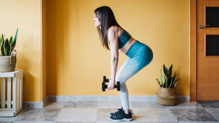 A trainer with over 15 years of experience explains the exact movements a beginner should do if they’re exercising for the first time
