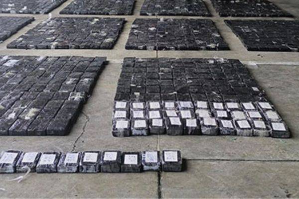 Detienen a colombianos y costarricenses con dos toneladas de cocaína en aguas del Pacífico