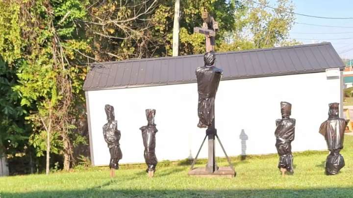 Lo detuvieron por decorar su jardín con cuerpos de funcionarios públicos de EEUU a propósito de Halloween