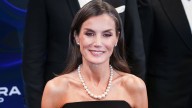 Letizia Ortiz enseña cómo lucir un vestido con transparencias de manera elegante en otoño/invierno 2025